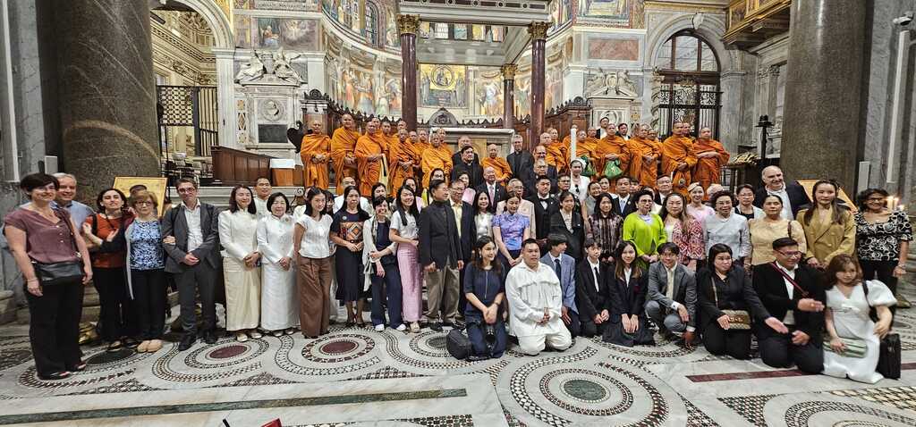 Una delegación de monjes budistas de Tailandia visita Sant’Egidio siguiendo la estela de la paz